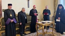 L' arcivescovo Claudio Gugerotti (al centro) nuovo prefetto del Dicastero per le Chiese Orientali, inizia il suo servizio 