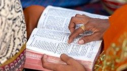 Mulher indiana lendo a Bíblia