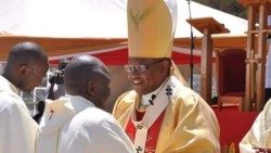 Arcebispo de Nyeri (Quénia), Dom Anthony Muheria, durante uma ordenação sacerdotal