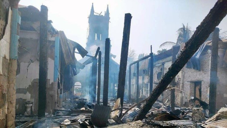 Myanmar, la chiesa cattolica di Nostra Signora dell'Assunzione data alle fiamme