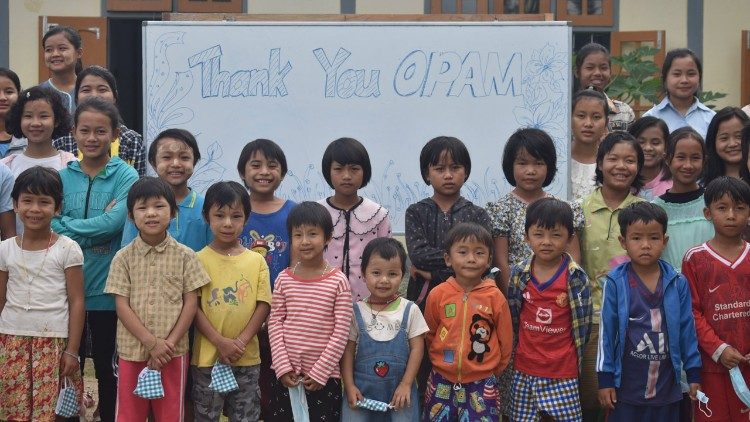 Bambini del Myanmar ringraziano l'aiuto dell'Opam per progetti di scolarizzazione e alfabetizzazione