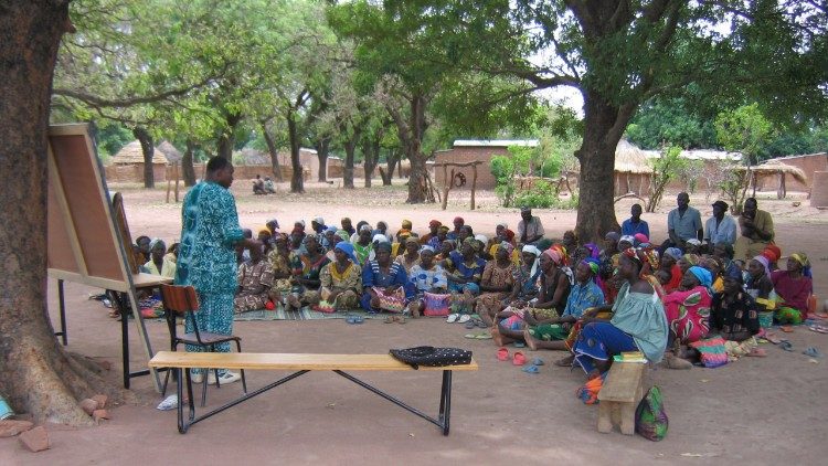 Curso de alfabetización para adultos en Chad, África central