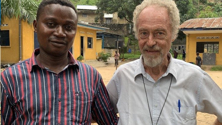 Jean-Didier Kpanya éducateur et Jean-Pierre Godding, directeur du centre