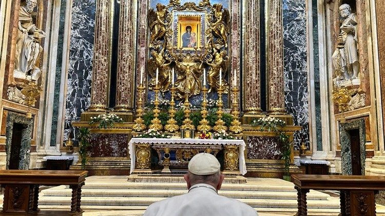 Papst Franziskus in Santa Maria Maggiore vor seiner Afrikareise