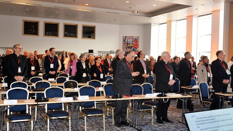 Die Versammlung der Weltsynode-Teilnehmer in Prag
