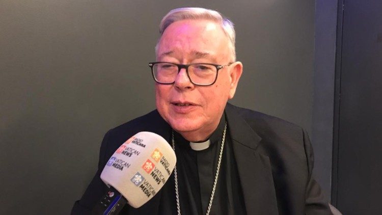 Il cardinale Jean-Claude Hollerich tra i partecipanti all'Assemblea sinodale a Praga