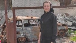 Sœur Teodora parmi les décombres à Chernihiv