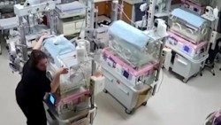 Turchia, una infermiera del reparto prematuri dell'ospedale di Gazientep