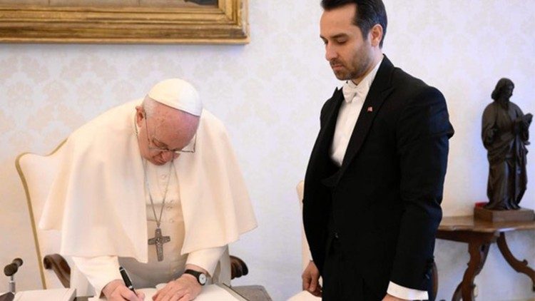 Il Papa scrive il biglietto alla presenza del neo ambasciatore della Turchia