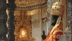 La estatua de bronce de San Pedro en la Basílica Vaticana, vestida con los ornamentos pontificios solemnes para la Solemnidad de la Cátedra de San Pedro (créditos Mallio Falcioni).