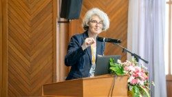 Suor Nathalie Becquart pronuncia il suo discorso nell'Assemblea Continentale in corso a Bangkok
