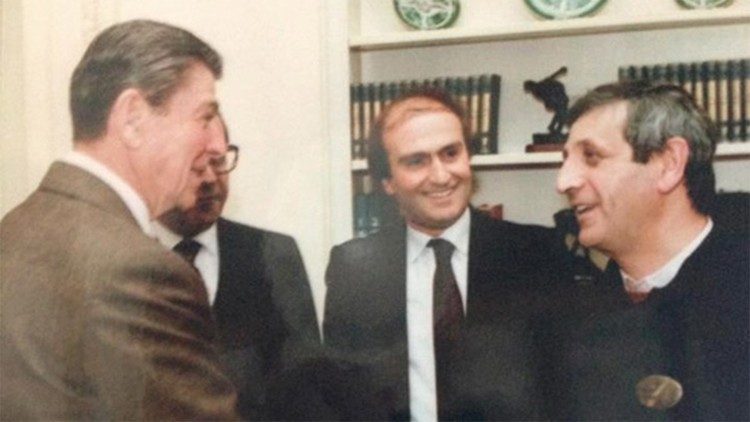 Padre Polidoro (à direita) reunido com o presidente Reagan na Casa Branca em fevereiro de 1984