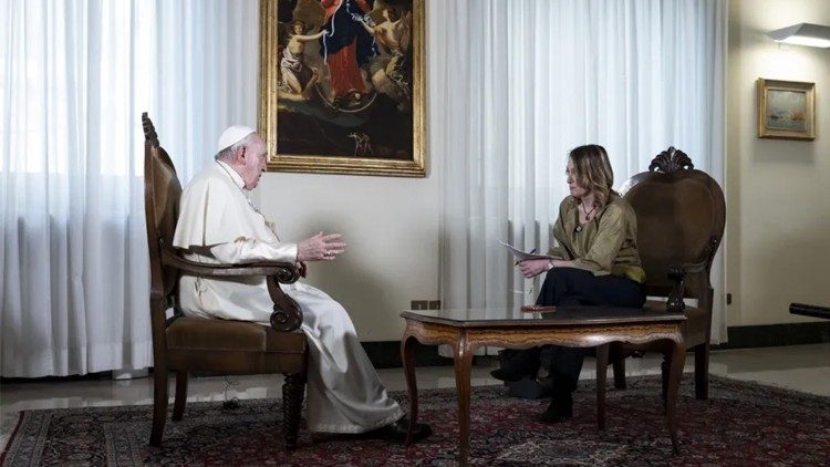 Un momento dell’intervista del Papa con Elisabetta Piqué, giornalista del quotidiano argentino La Nación