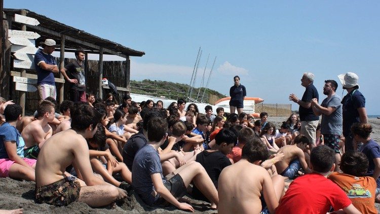 Um momento de partilha na praia entre alunos e professores
