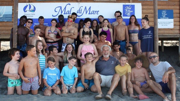 Os adolescentes da escola Mal di Mare junto com o diretor Mauro Pandimiglio