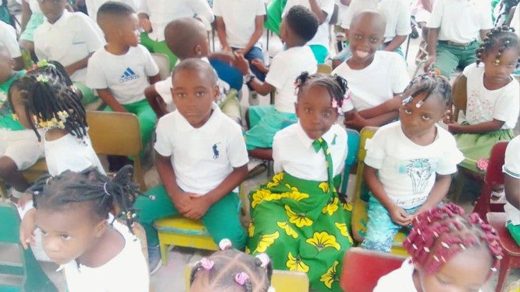 As crianças da escola primária gerida pelas Irmãs da Caridade