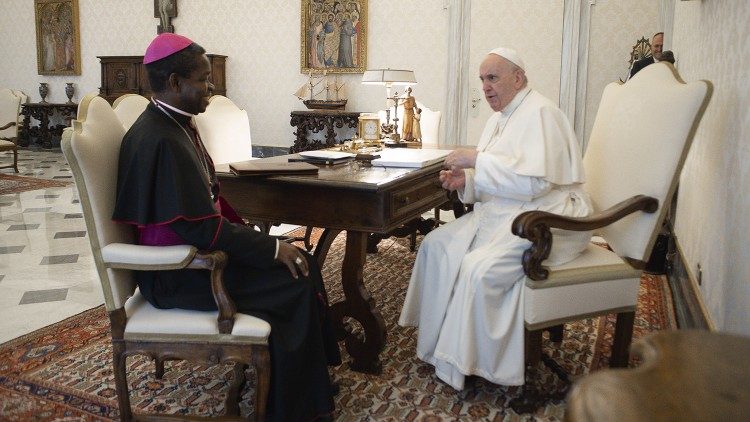 Papa Francisco encontra Monsenhor Nwachukwu em 2021