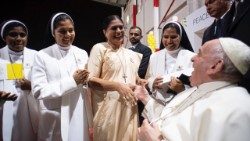 Schwester Nirmalini mit Papst Franziskus während seines apostolischen Besuchs in Bahrain im November 2022