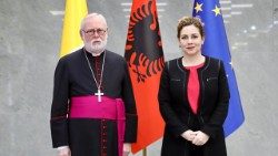Erzbischof Paul R. Gallagher und die albanesische Ministerin für Europa und Äußeres Olta Xhaçka (18 marzo 2023)