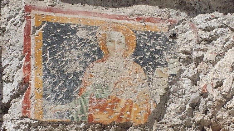 Fresque de sainte Claire réapparue après l'effondrement de la partie du mur qui la recouvrait à Antrodoco, près de Rieti (Italie), où se trouvait un couvent dédié à sainte Claire.