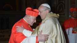 Il cardinale Karl-Josef Rauber durante il Concistoro del 2015 con Papa Francesco