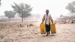 Menino carrega galões com água na região do Sahel (Foto UNICEF)