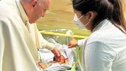 제멜리 종합병원에서 신생아 미구엘 앙헬 군에게 세례성사를 베푸는 프란치스코 교황 (2023년 3월 31일)