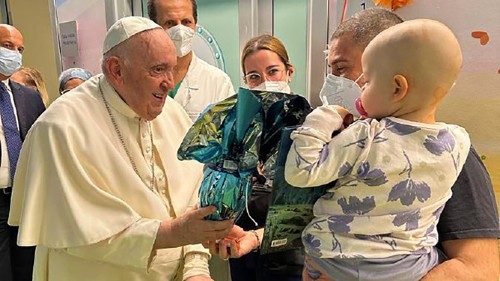 Francisco visita as crianças do Hospital Gemelli e batiza um menino
