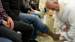 Il Papa durante il rito della Lavanda dei piedi nel carcere minorile di Casal del Marmo, 28 marzo 2013