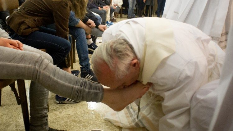 Papa Francesco durante il rito della Lavanda dei piedi nel carcere minorile di Casal del Marmo (2013)