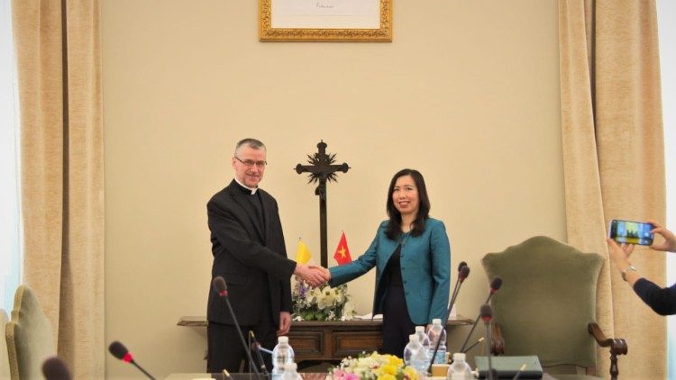 Le Thi Thu Hang, vice-Ministro degli Affari Esteri, e monsignor Mirosław Wachowski, sotto-segretario per i Rapporti con gli Stati