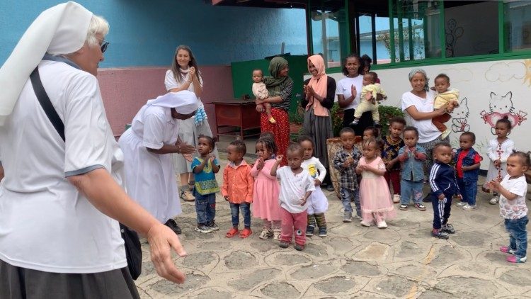 Salesianas com as crianças filhas de migrantes no Mary Help College