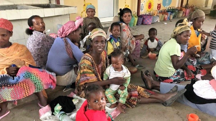 Mulheres migrantes e deslocadas internamente com seus filhos na missão das Filhas de Maria Auxiliadora em Zway, Etiópia