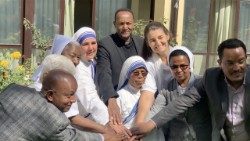 Representantes de congregaciones religiosas unidos en el proyecto del Fondo Global de Solidaridad en Adís Abeba para apoyar a migrantes, refugiados y desplazados internos. En el centro, el padre Petros Berga y, a su izquierda, la hermana Nieves Crespo