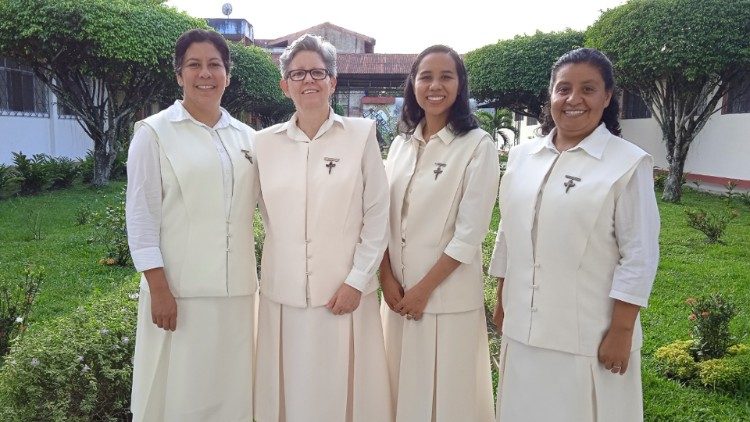 Les religieuses de la mission des Soeurs catéchistes de Jésus crucifié à Iquitos en Amazonie péruvienne: soeur  Reyna, soeur María de la Luz, soeur Fátima et soeur Sandra