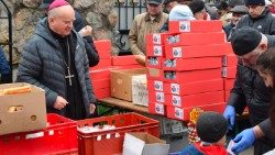 Bp Jan Sobiło rozdziela pomoc humanitarną najbardziej potrzebującym w Zaporożu