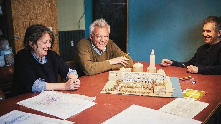 Ritratto degli architetti (da destra) Emanuele Almagioni, Giacomo Borella, Francesca Riva nel loro studio a Milano. ©Marco Cremascoli