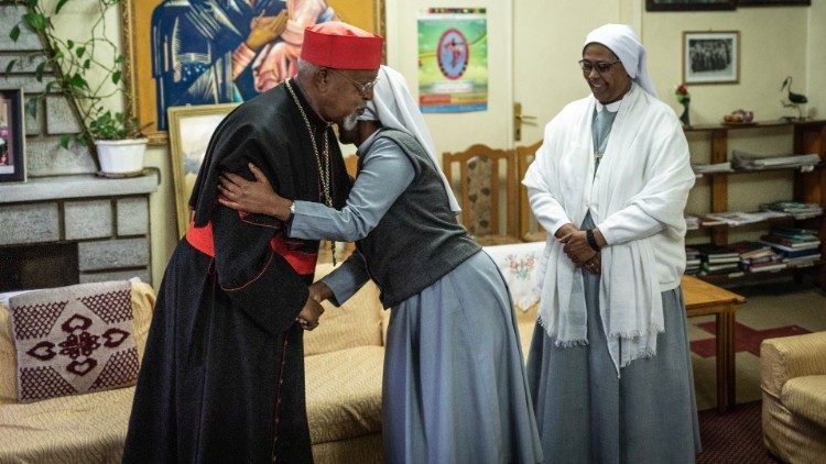 De izquierda a derecha: el cardenal Berhaneyesus Souraphiel, arzobispo de Addis Abeba, la hermana Azeb Beyene, directora del Instituto Sitam de las Hermanas Ursulinas (sastrería y diseño de moda) en Addis Abeba, y la hermana Abrehet Kahssay superiora provincial de las Hermanas Ursulinas de M.V. I de Gandino en Etiopía, foto Giovanni Culmone Gsf