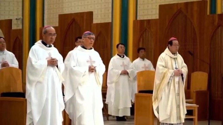 Der Hongkonger Bischof Stephen Chow Sau-yan hält die Predigt in der Kathedrale des Allerheiligsten Erlösers in Peking