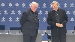 Archivbild: Die Kardinäle Hollerich und Grech im vatikanischen Pressesaal erläutern die Weltsynode