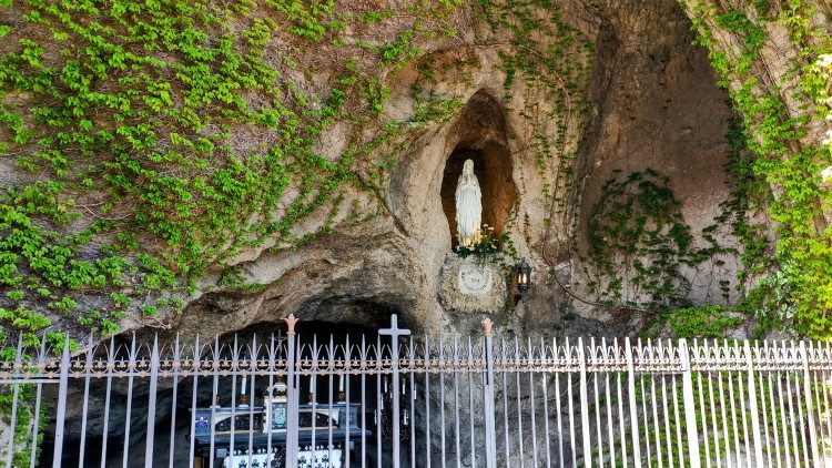 La Grotta di Lourdes nei Giardini Vaticani con l'altare custodito sul luogo delle apparizioni fino al 1958, quando fu donato a Giovanni XXIII Roncalli, già nunzio apostolico a Parigi