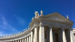 Heiligenstatuen auf dem Petersplatz