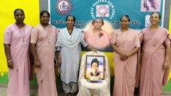 A comunidade das irmãs que se dedicam à atividade de assistência social em Deli: Ir. Lata Lakra, Ir. Ancy George, Ir. Manju Kulapuram, Ir. Damyanti Ekka e Ir. Regina Ruzario