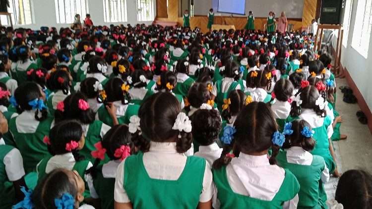  Suor Dhanam Mary in una lezione di sensibilizzazione in una scuola
