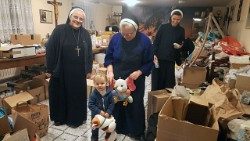 Servas da Imaculada Conceição da Bem-Aventurada Virgem Maria no armazém onde são recolhidas doações para os refugiados 