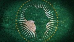 Bandera de la Unión Africana, organismo continental formado por los 55 Estados miembros que componen los países del continente africano. Se creó oficialmente en 2002 como sucesora de la Organización para la Unidad Africana (OUA, 1963-1999).