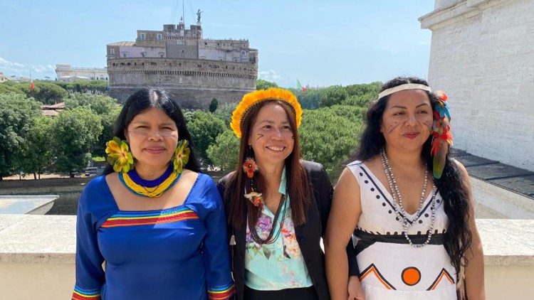 Le tre leader indigene nella sede di Vatican News - Radio Vaticana