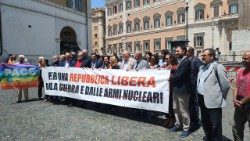 I movimenti pacifisti di ispirazione cattolica manifestano per la pace davanti alla Camera dei Deputati