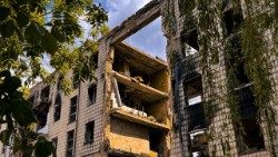 Lo scorcio di una città ucraina segnata dalla guerra 
