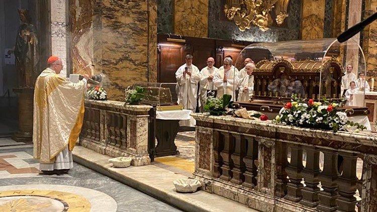 Cardeal Parolin durante a missa na igreja de São Luís dos Franceses na presença das relíquias de Santa Teresa do Menino Jesus